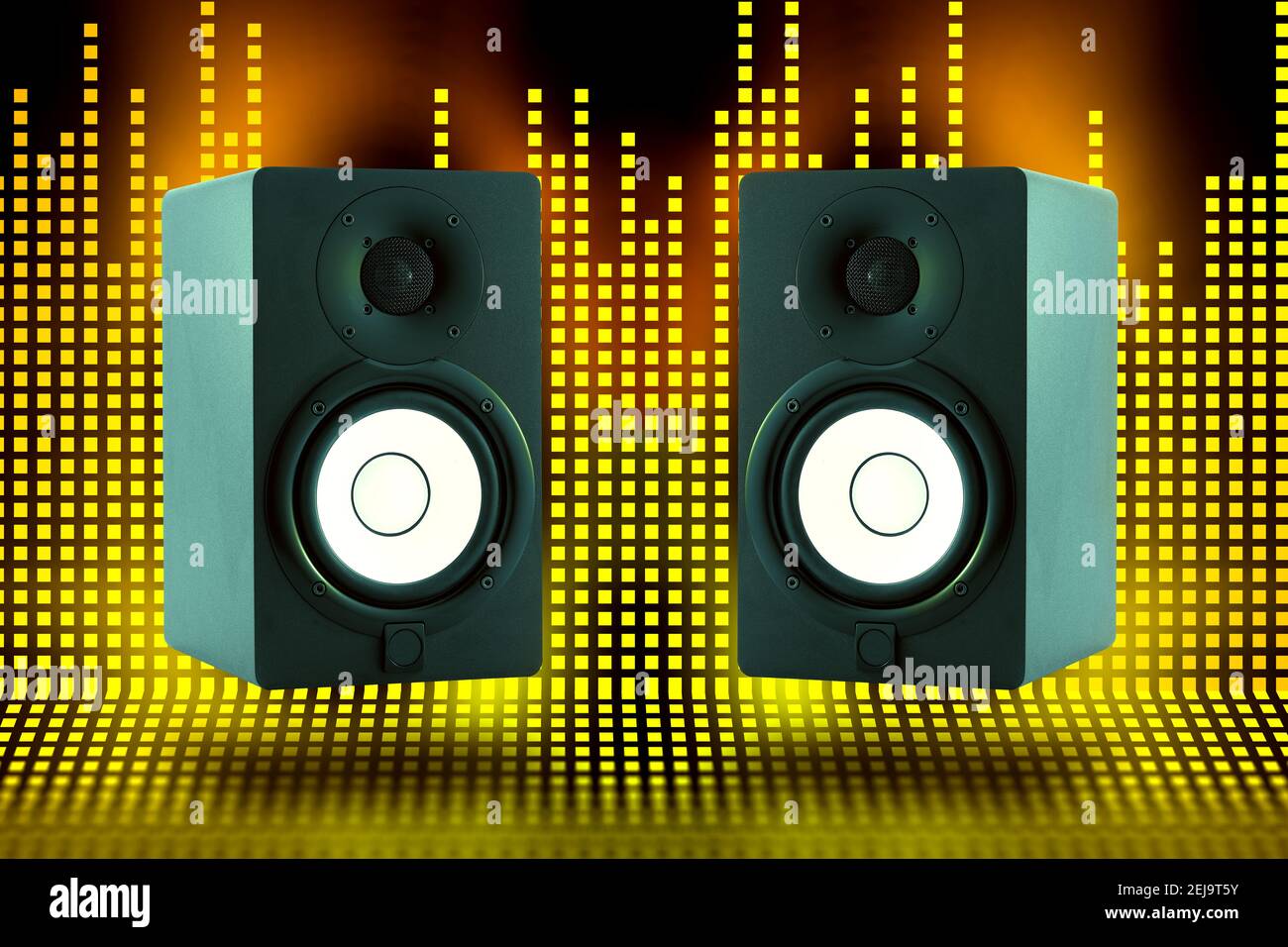 Zwei professionelle, hochwertige Monitorlautsprecher mit einem gelben grafischen Equalizer-Klangwellenhintergrund. Noise, Music and Radio Konzept. Stockfoto