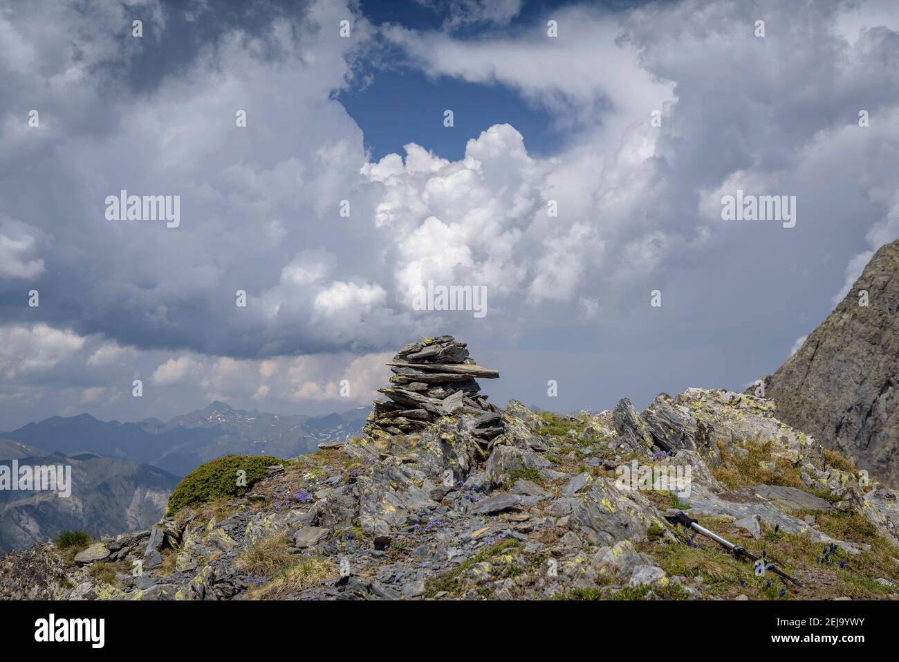 Blick vom Gipfel des Pic de la Gallina (Naturpark Alt Pirineu, Pyrenäen, Katalonien, Spanien) ESP: Vistas desde la cima del Pic de la Gallina Stockfoto