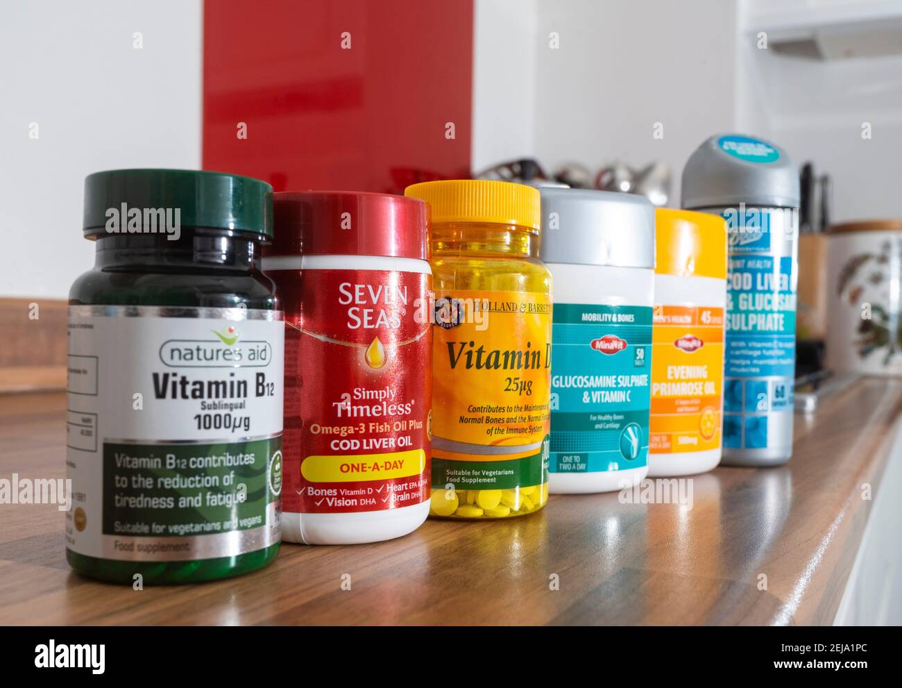 Verschiedene Flaschen von Vitamin-Tabletten für einen gesunden Lebensstil Großbritannien Stockfoto