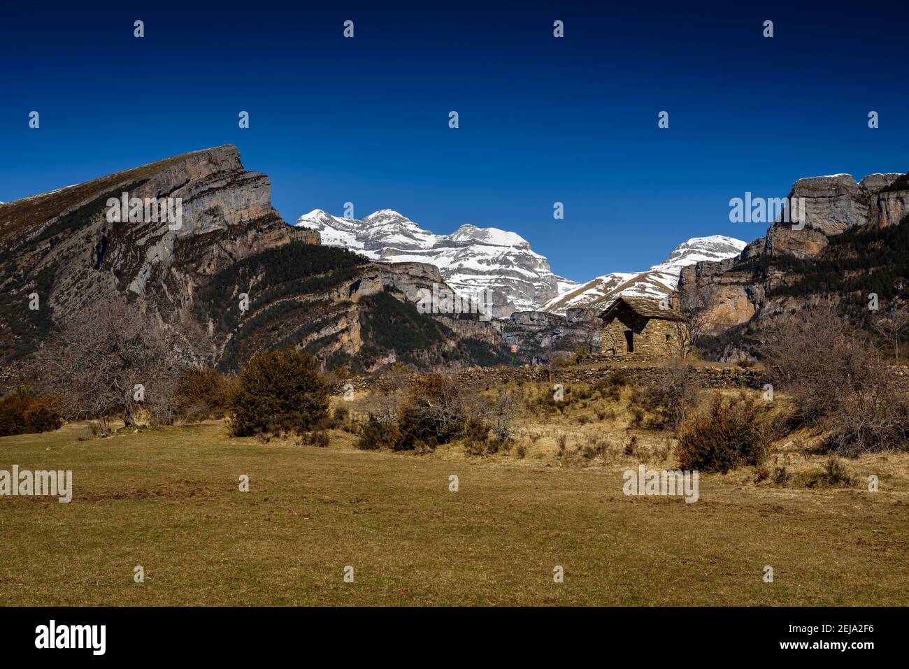 Añisclo-Schlucht und Monte Perdido im Winter (Nationalpark Ordesa und Monte Perdido, Pyrenäen, Spanien) Stockfoto