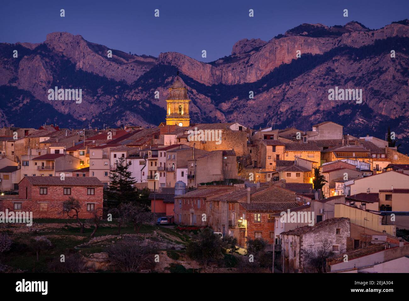 Arnes Dorf in der Dämmerung. Im Hintergrund die Ports Range (Katalonien, Spanien) Stockfoto