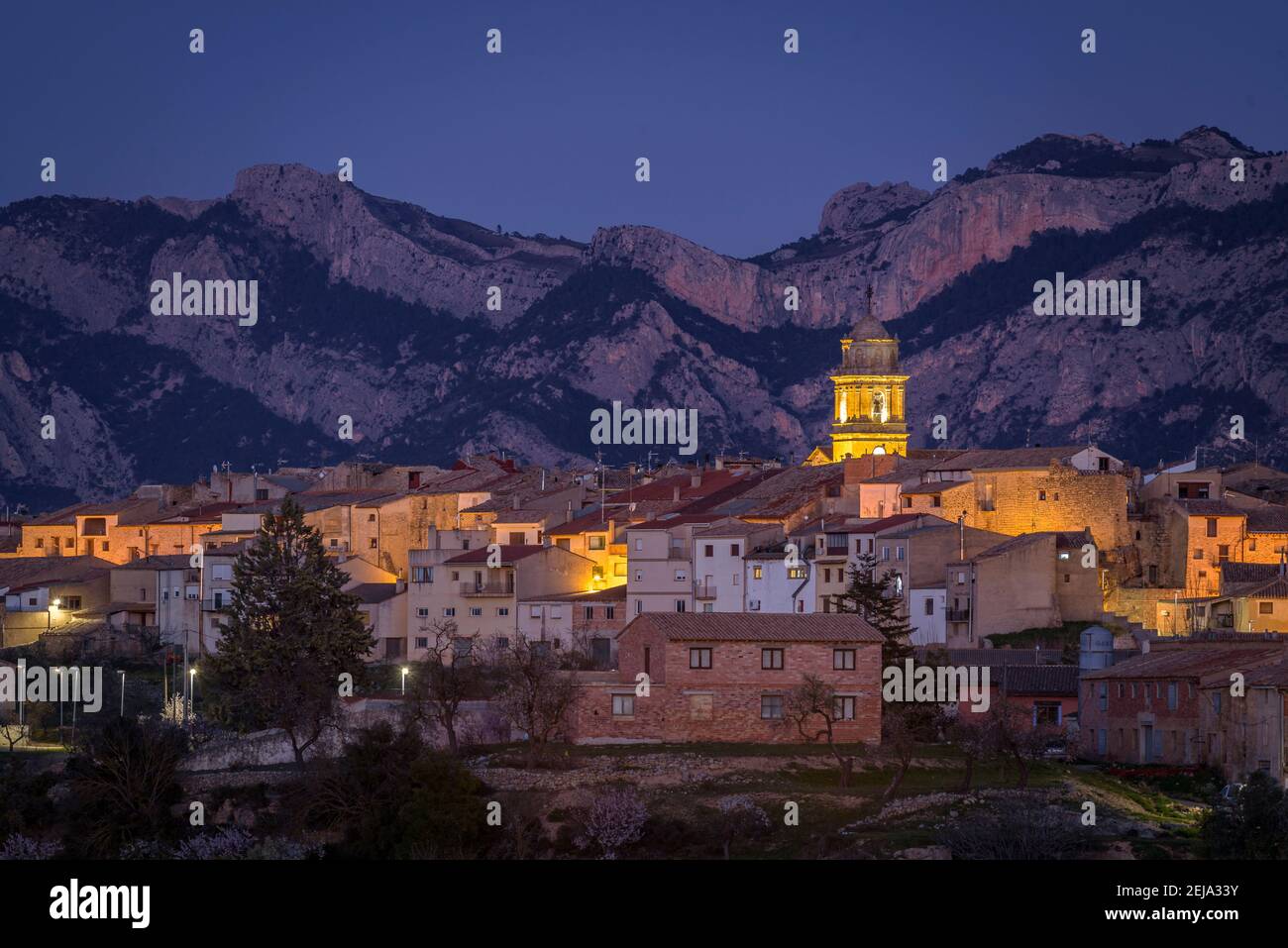Arnes Dorf in der Dämmerung. Im Hintergrund die Ports Range (Katalonien, Spanien) Stockfoto