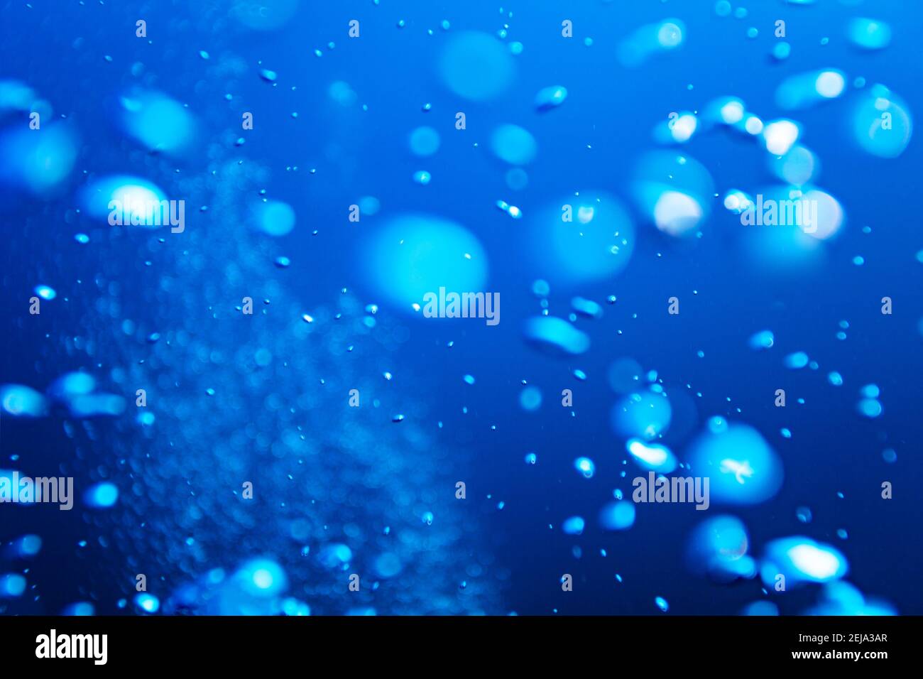 Wasserblasen Details Textur auf tiefblauem Hintergrund Stockfoto