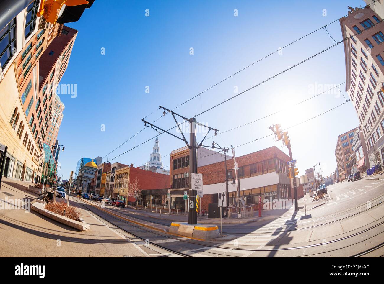 Blick auf die Hauptstraße in Buffalo, NY, USA mit Straßenbahnlinie im Vordergrund Stockfoto