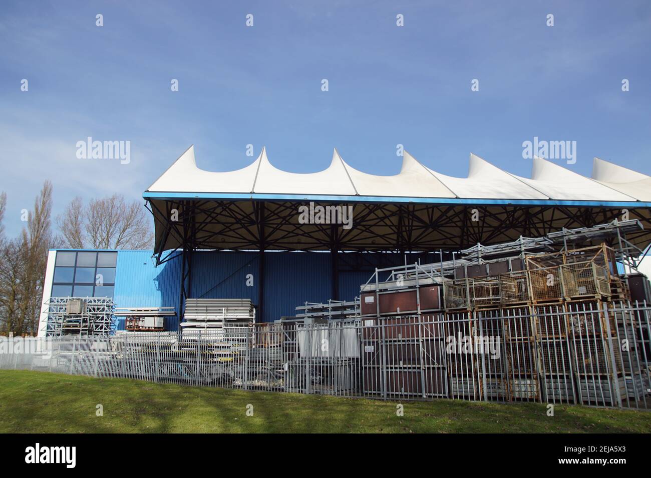 Zeltförmiges Dach über dem Stauraum für De Boer Zelte, Hallen für Veranstaltungen und Festivals in der niederländischen Stadt Alkmaar. Niederlande, Februar Stockfoto