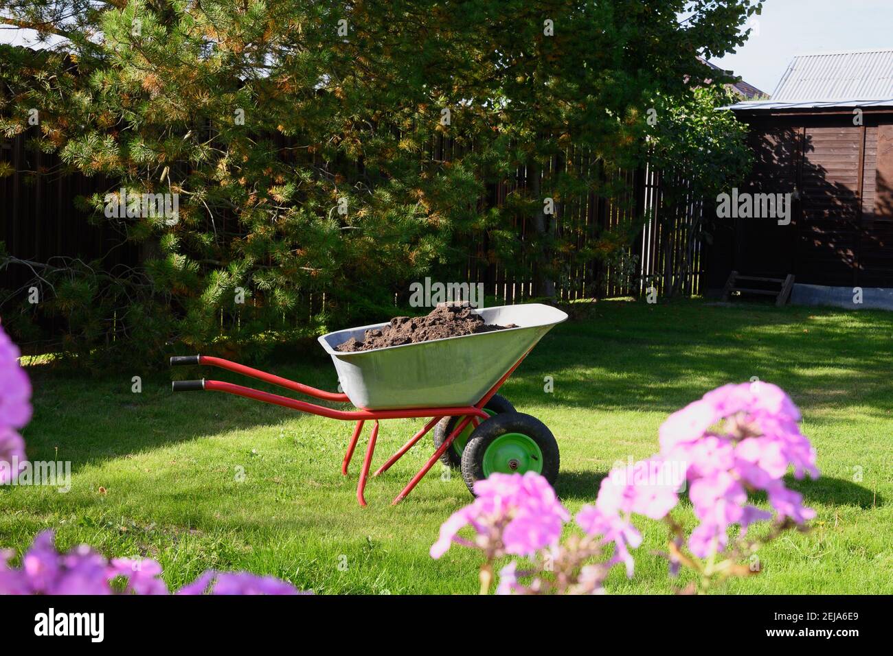 Schubkarre voller erde Fotos und Bildmaterial in hoher Auflösung Alamy