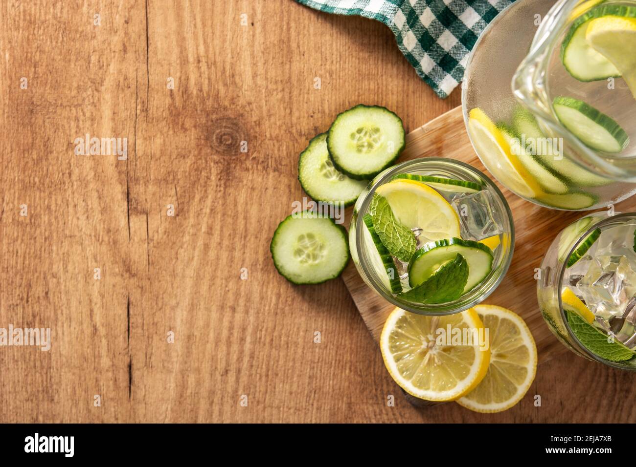 Wasser oder Wasser mit Gurke und Zitrone auf Holz Tabelle Stockfoto
