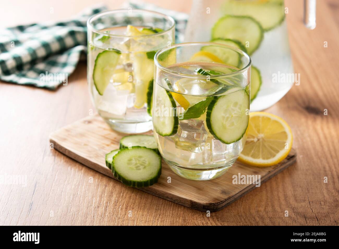 Wasser oder Wasser mit Gurke und Zitrone auf Holz Tabelle Stockfoto