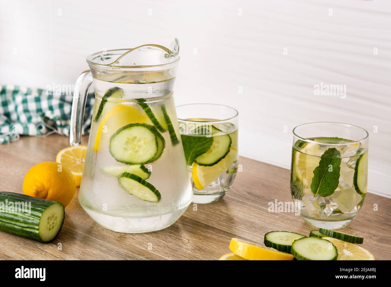 Wasser oder Wasser mit Gurke und Zitrone auf Holz Tabelle Stockfoto