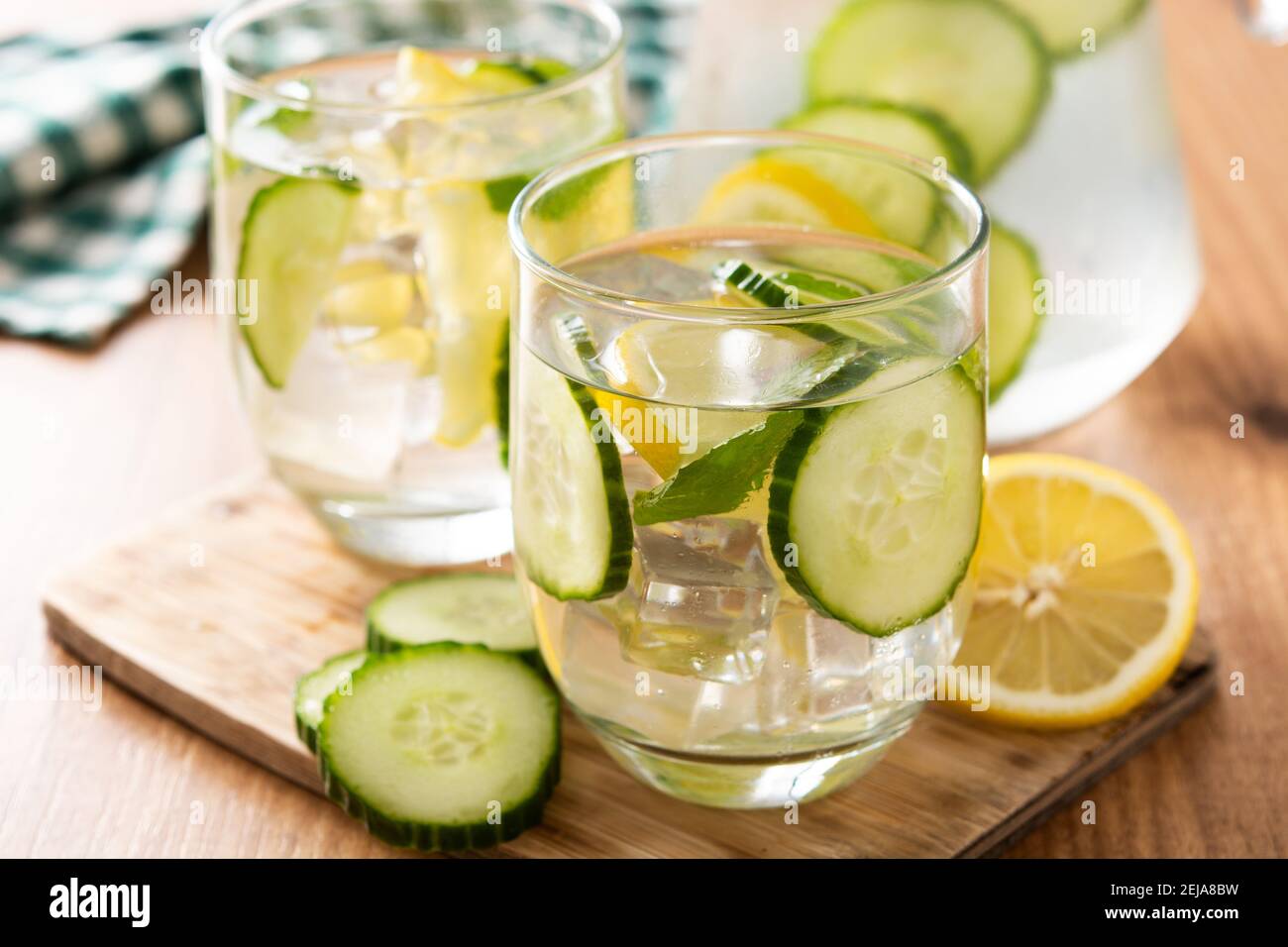 Wasser oder Wasser mit Gurke und Zitrone auf Holz Tabelle Stockfoto
