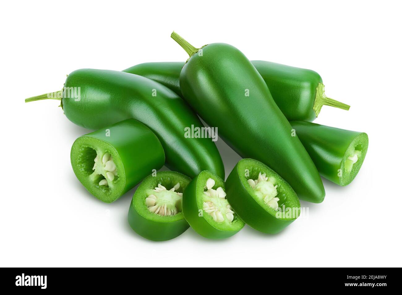 Jalapeno Paprika isoliert auf weißem Hintergrund. Grüner Chili-Pfeffer mit Schnittpfad und voller Schärfentiefe. Stockfoto