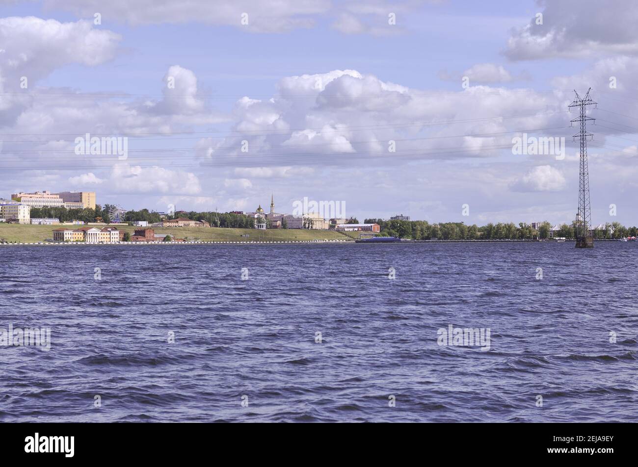 Panorama der Stadt Izhevsk. Wasser im Vordergrund. Eine Stadt am Ufer eines Teiches, See. Stockfoto