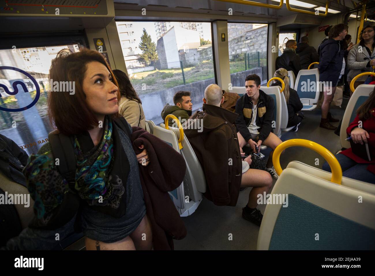 Menschen ohne Hosen fahren in der U-Bahn. Die jährliche No Pants Subway ...