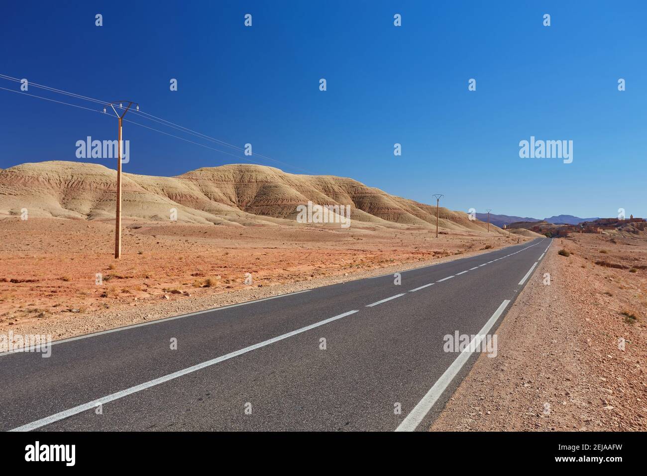 Straße nach Marrakesch. Meilenstein, der Marrakesch in einem desertischen Gebiet von Marokko anzeigt Stockfoto