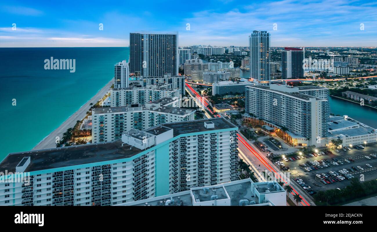 Luftaufnahme von Hollywood Florida in der Abenddämmerung. Stockfoto