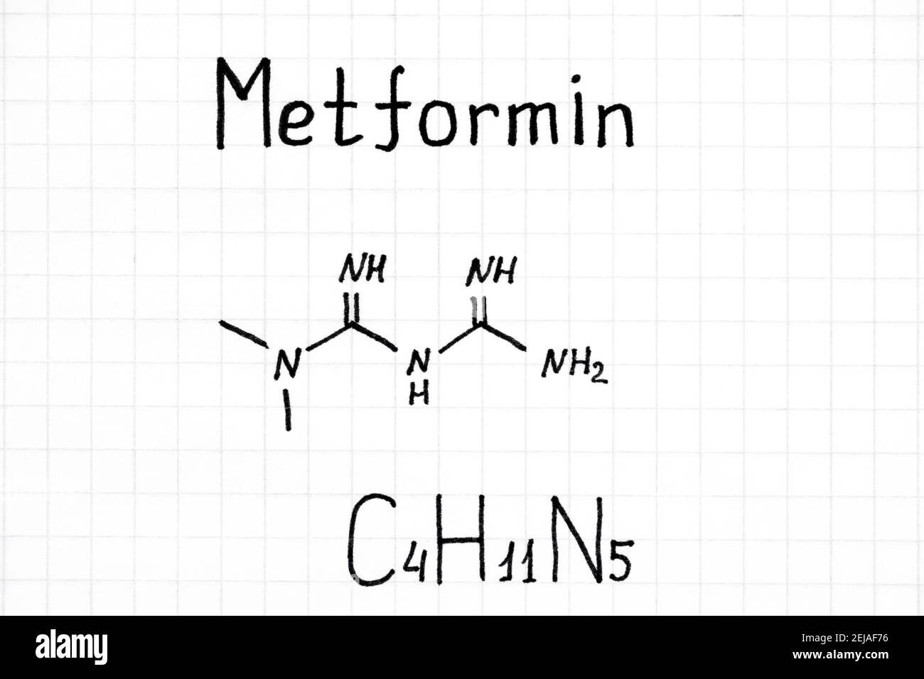 Handschrift chemische Formel von Metformin. Nahaufnahme. Stockfoto