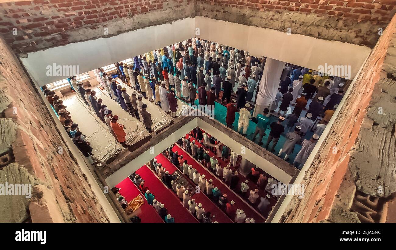 Bangladesch. Februar 2021, 19th. Jummah Gebet in Bangladesch während der Post Covid Zeit. (Foto: Mustasinur Rahman Alvi/Pacific Press) Quelle: Pacific Press Media Production Corp./Alamy Live News Stockfoto