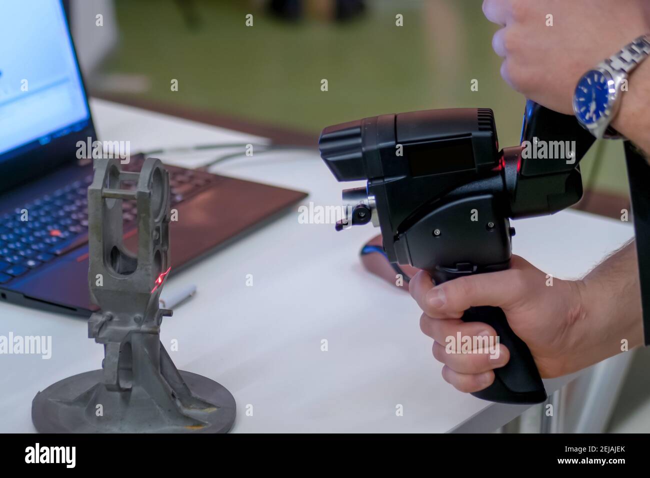 Mann mit Handscanner 3D zur Erfassung von Objekten bei 3D Ausstellung - Nahaufnahme Stockfoto