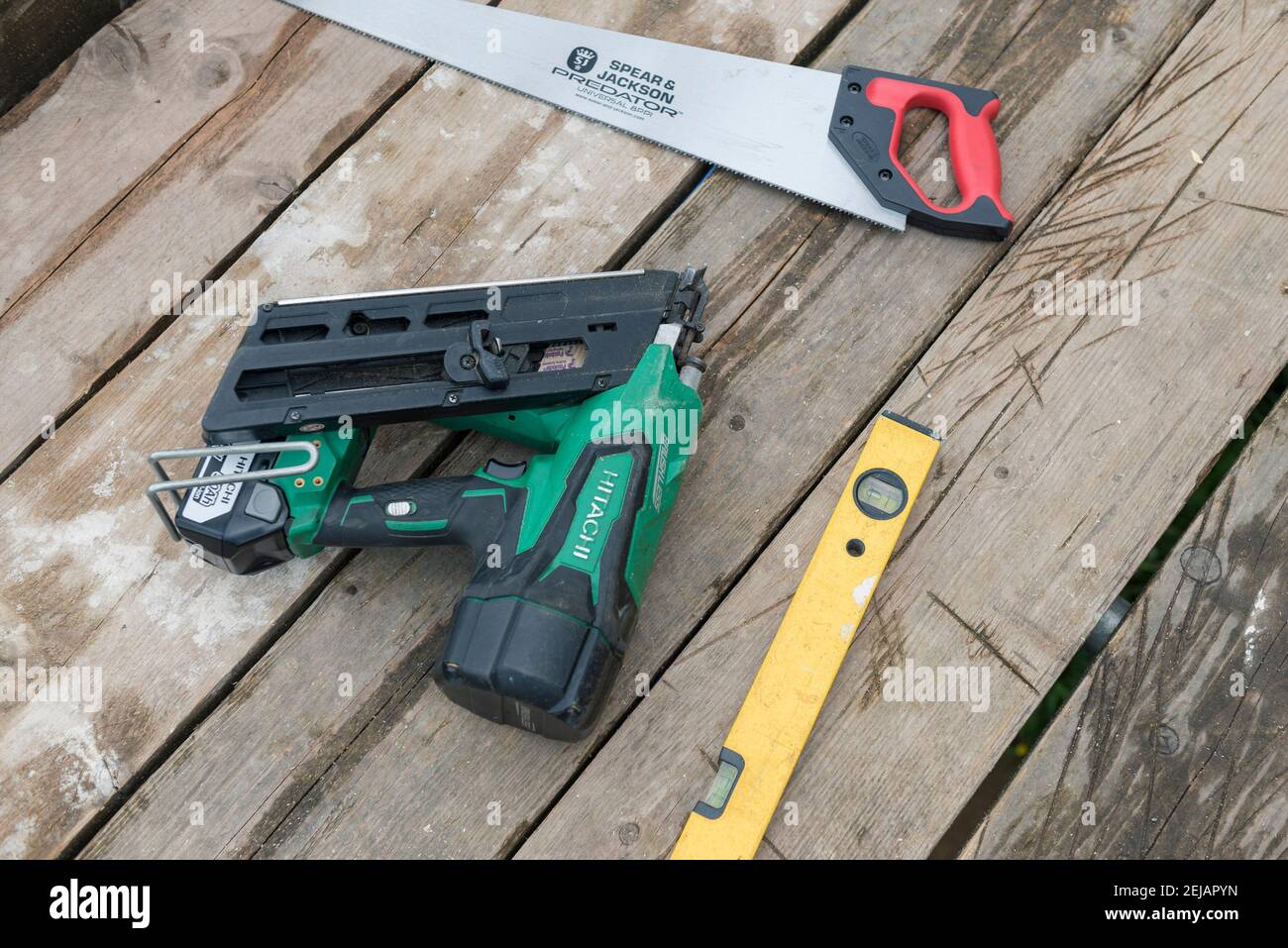 Werkzeuge eines Dachdeckers / Bauherrn, die einen Raum in bauen Das Dach einer Wohnimmobilie Stockfoto