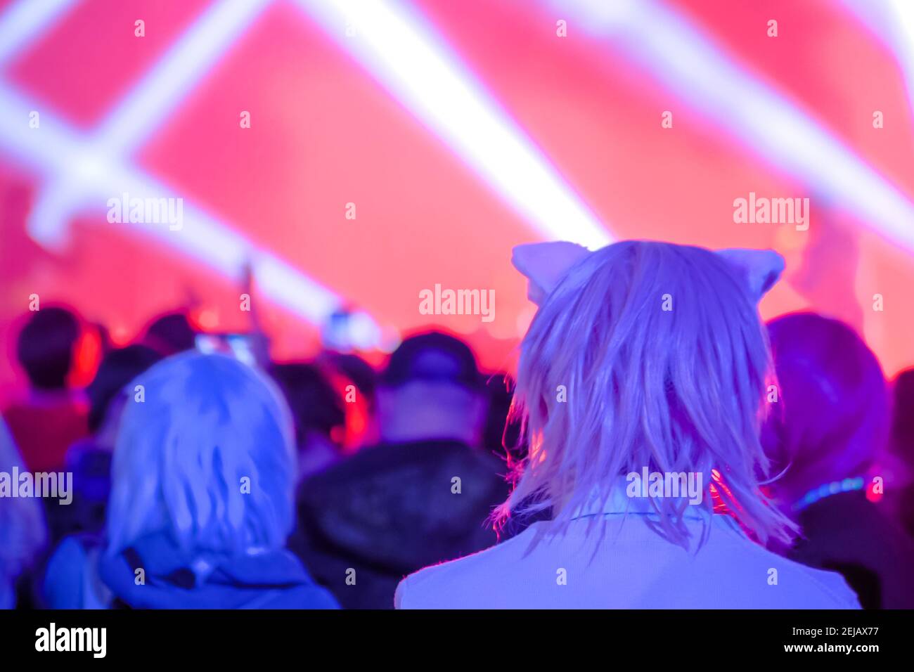 Rosa Haare Teenager-Mädchen Party bei Rock-Konzert vor der Bühne: Rückansicht Stockfoto