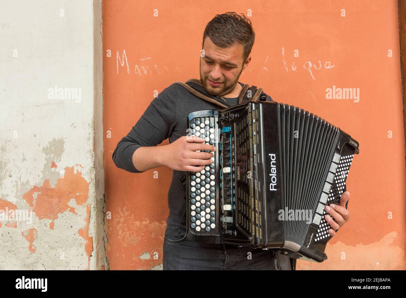 Ein Straßenmusiker spielt ein roland Akkordeon in einer Straße hinein Bologna Italien Stockfoto