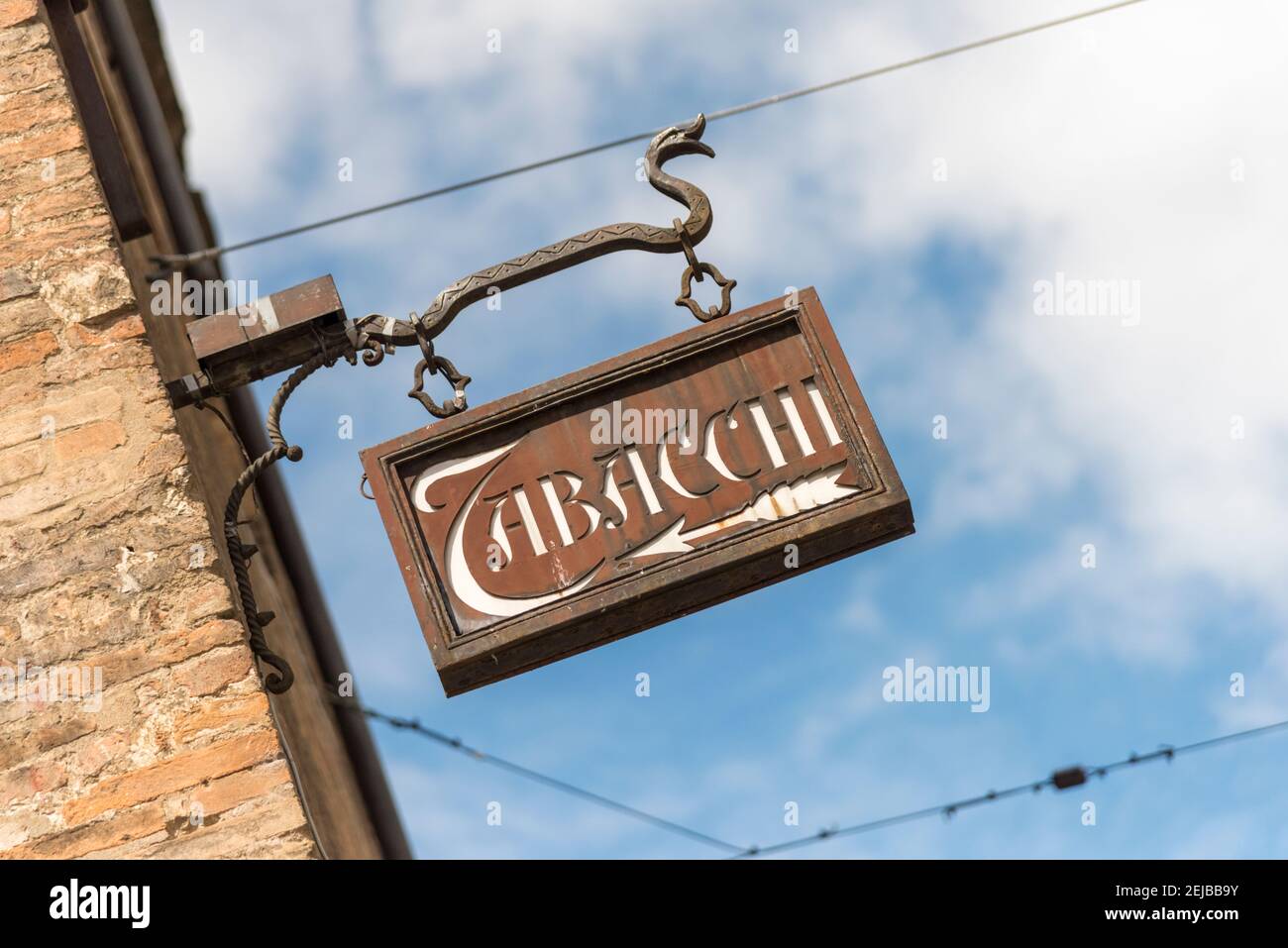 Ein altes Schild für einen Tabakladen an einer Wand In Bologna Italien Stockfoto
