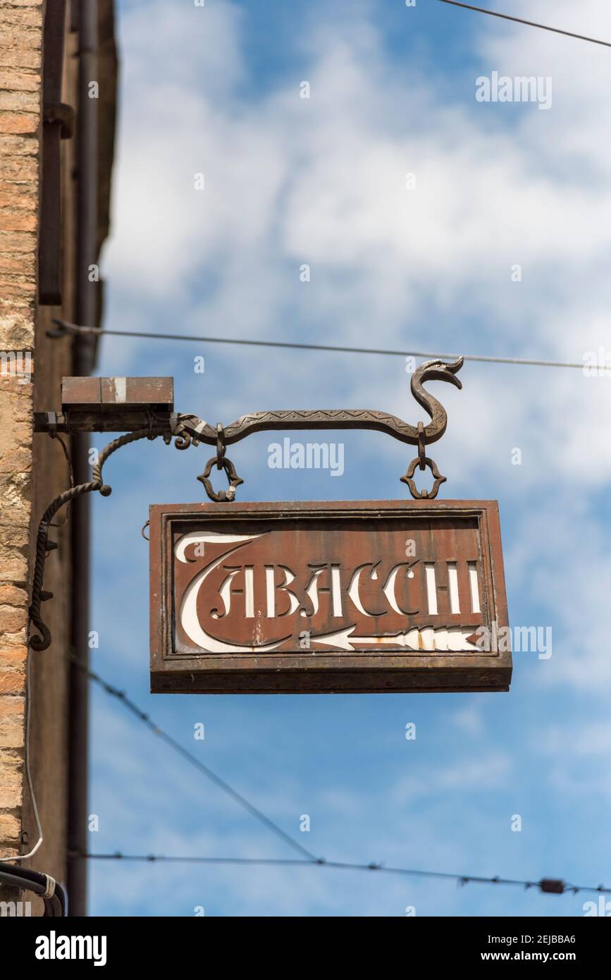 Ein altes Schild für einen Tabakladen an einer Wand In Bologna Italien Stockfoto
