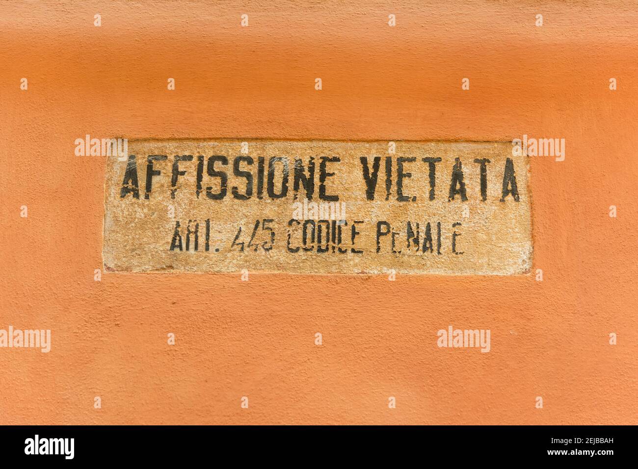 Ein kein Plakat oder Posting Schild in Italienisch auf dem Wand des Portico di San Luca in Bologna Italien Stockfoto