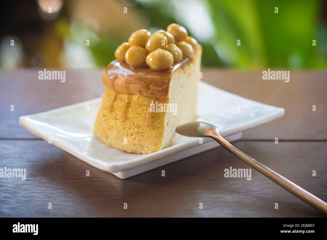 Macadamia Karamell Kuchen Hausgemachte Kuchen Dessert Susse Belag Mit Karamell Stockfotografie Alamy