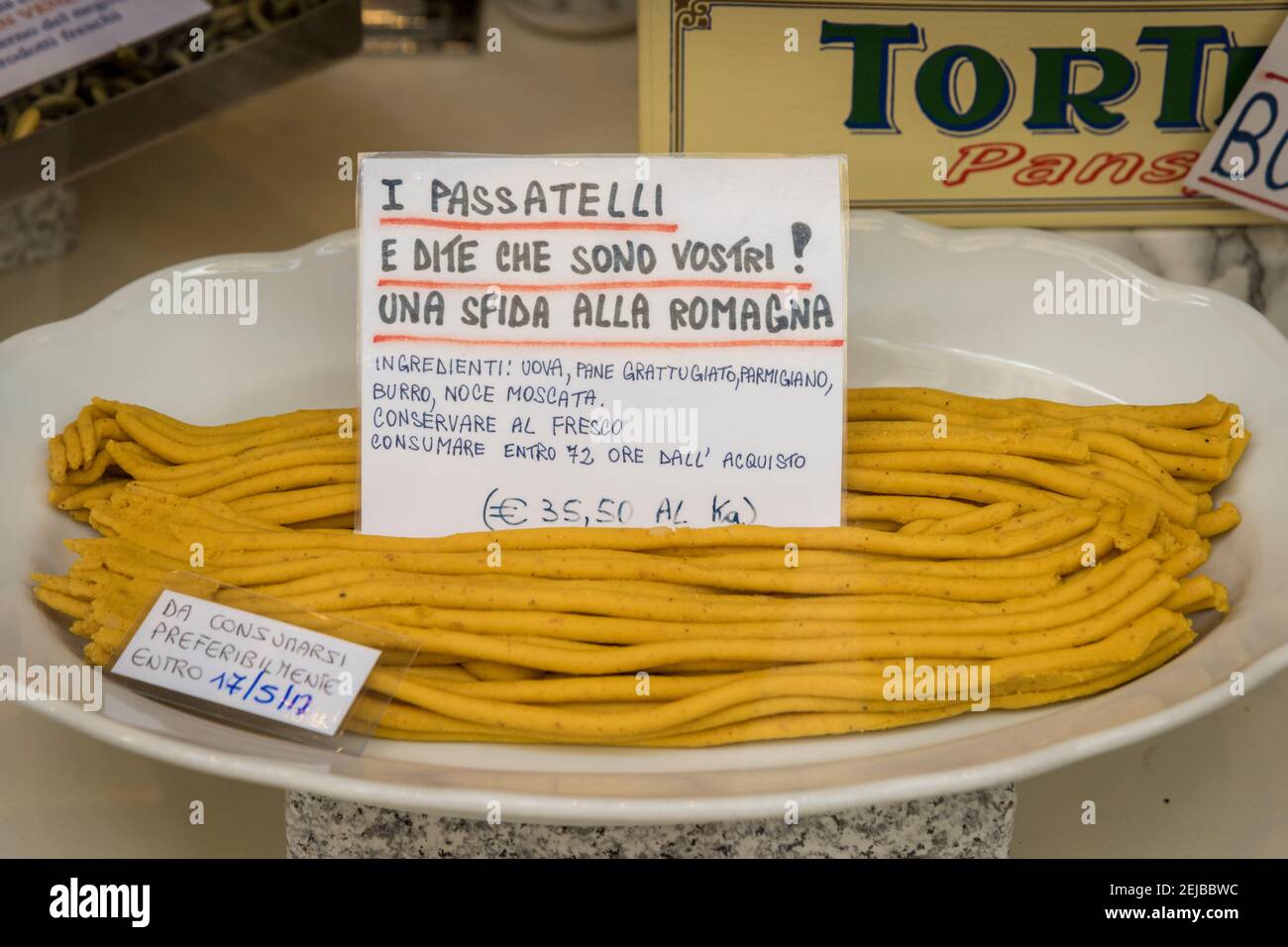 Frische Passatelli Pasta zum Verkauf in einem Schaufenster in Bologna italien Stockfoto