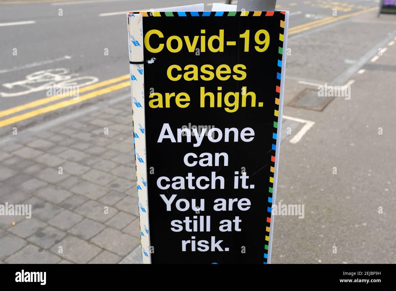 LEYTONSTONE, LONDON - 22nd. FEBRUAR 2021: Bekanntmachung über die öffentliche Sicherheit der Covid-19-Fälle auf der Leytonstone High Road in East London. Stockfoto