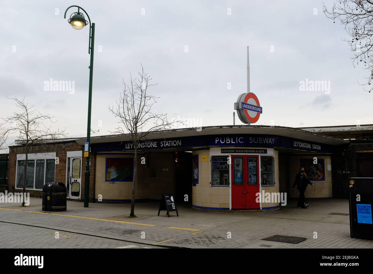 LEYTONSTONE, LONDON - 22nd. FEBRUAR 2021: Eingang zur U-Bahnstation Leytonstone an der Church Lane. Stockfoto
