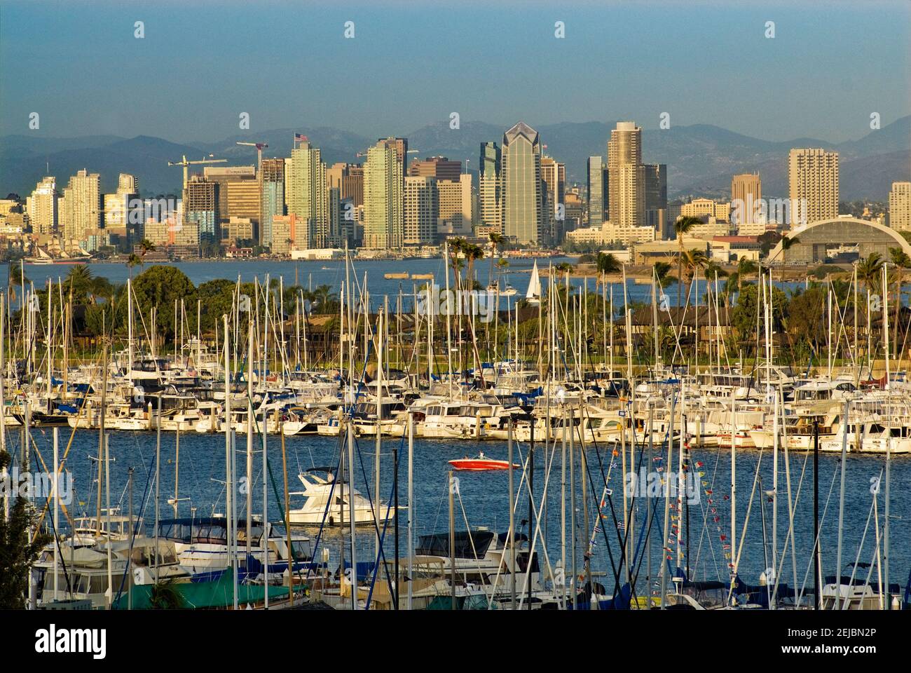 San Diego Downtown, Yachten gesehen über San Diego Bay bei Sonnenuntergang, Kalifornien, USA Stockfoto
