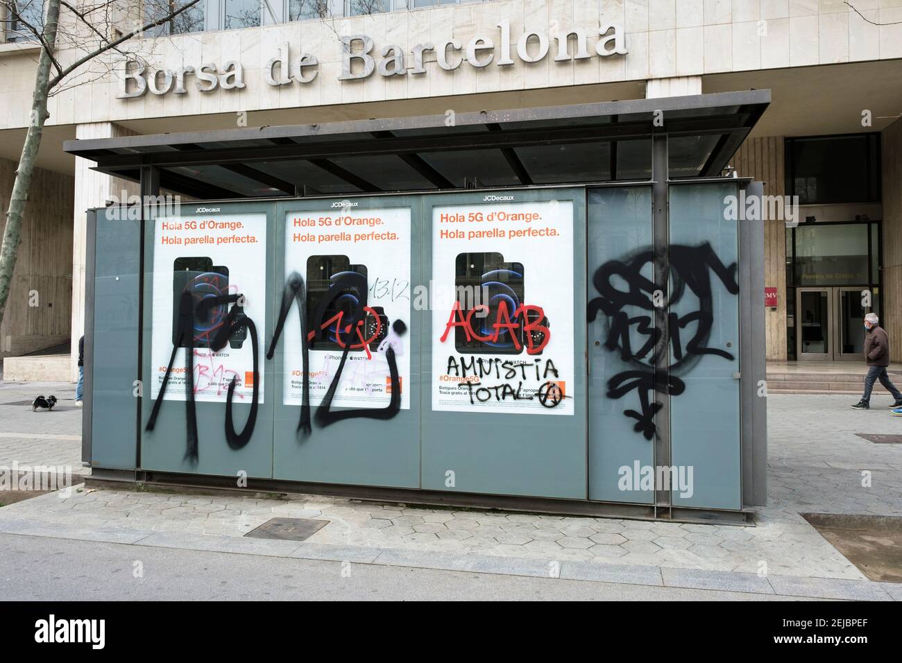 Februar 20th, 2021. Barcelona, Spanien. Nachrichten von Anhängern des verhafteten katalanischen Rappers Pablo Hasel bei Demonstrationen in Barcelona hinterlassen. Stockfoto