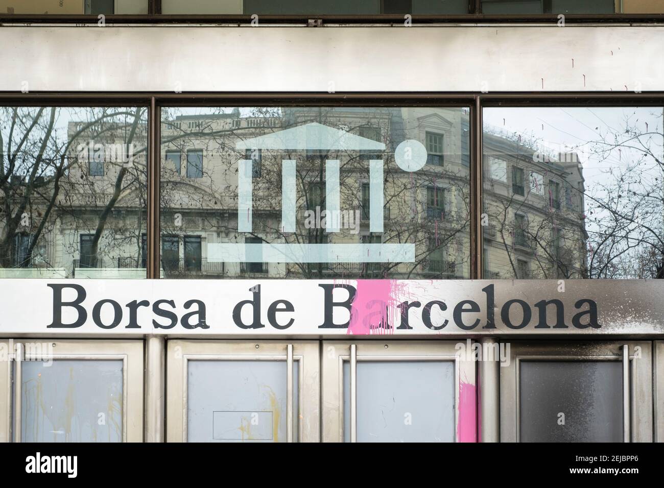 Februar 20th, 2021. Barcelona, Spanien. Schaden an der façade der Börse von Barcelona. Stockfoto