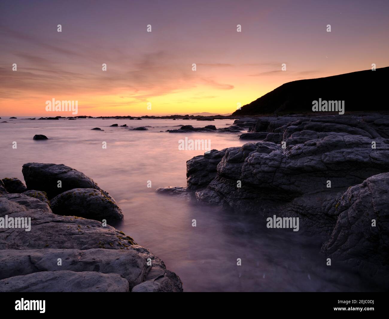 Neuseeland, Marlborough, Kaikoura. Küstenkalkaufschlüsse auf der Kaikoura Pennisula in der Nähe der Stadt Kaikoura. Stockfoto