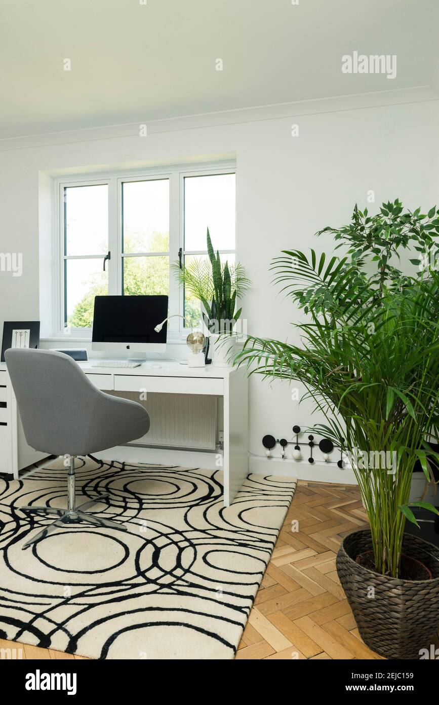 Innenaufnahmen von einem stilvollen Home Office und Schlafzimmer für E-Immobilien-Branche Stockfoto