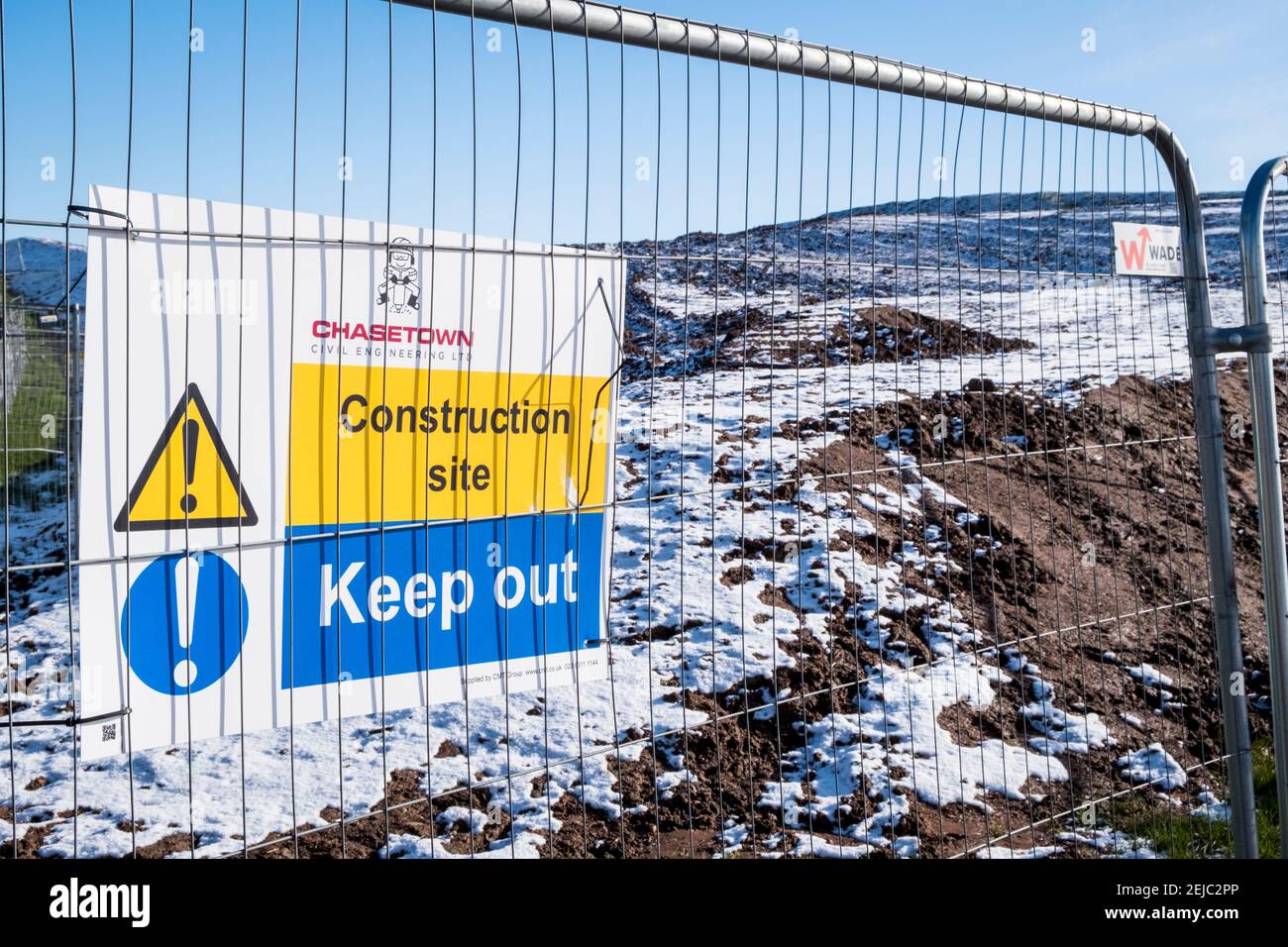 Sicherheitszaun und ein Schild an einer Baustelle, auf der die Bauarbeiten noch nicht begonnen haben. Nottinghamshire, England, Großbritannien Stockfoto