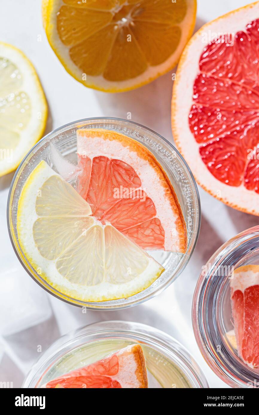 Gläser Wasser mit Grapefruit und Zitrone. Frisches Wasser mit Zitrusfrüchten. Stockfoto