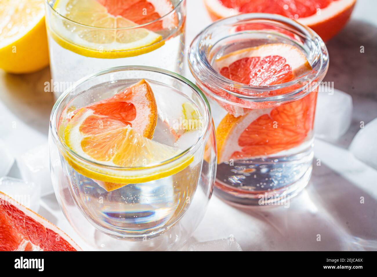 Gläser Wasser mit Grapefruit und Zitrone. Frisches Wasser mit Zitrusfrüchten. Stockfoto