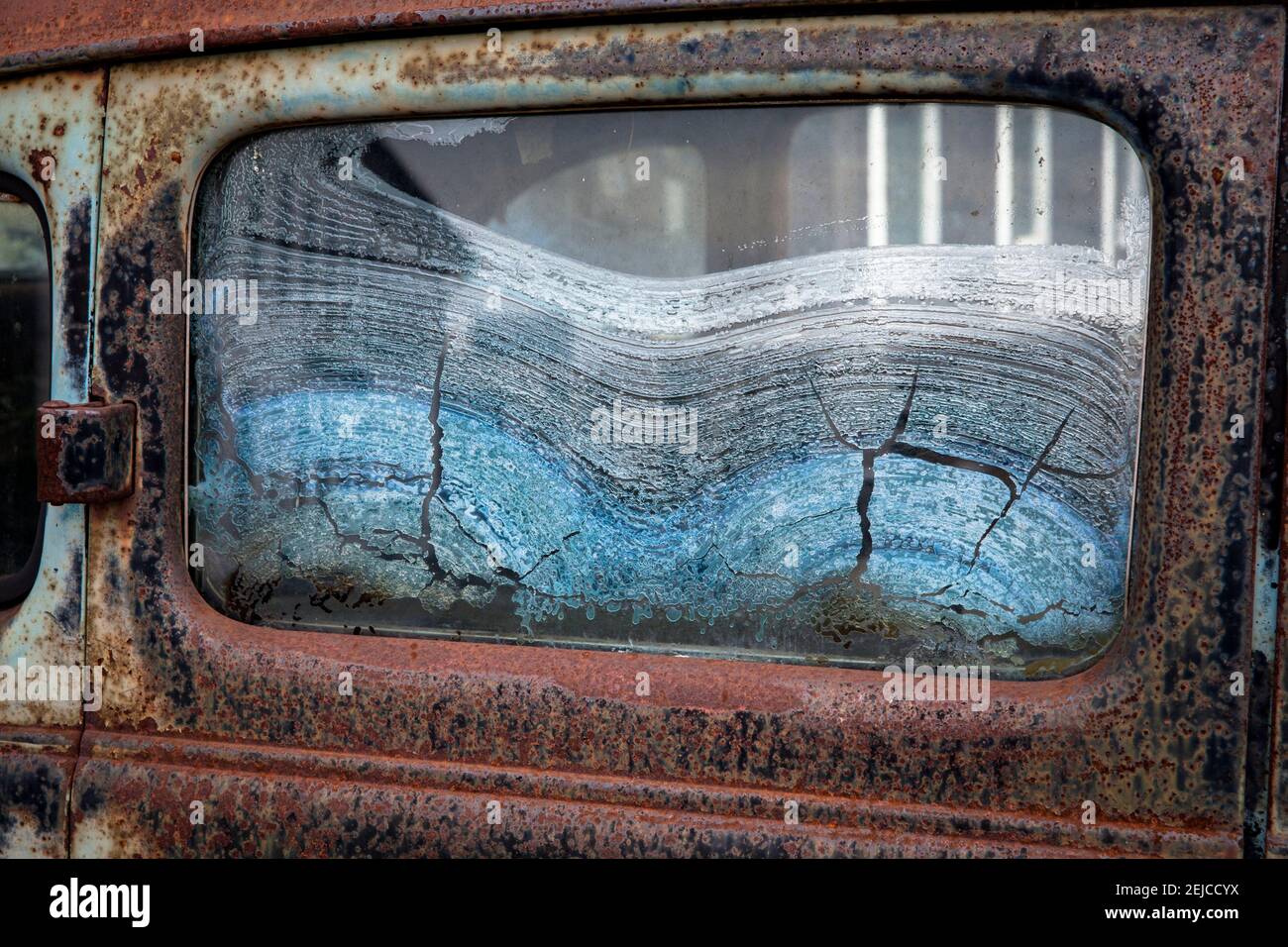 iced window of a rosted Pontiac 6 from the 1930s, classic car, window. Vereiste Scheibe eines verrosteten Pontiac 6 aus den 1930er Jahren, Auto, Oldt Stockfoto