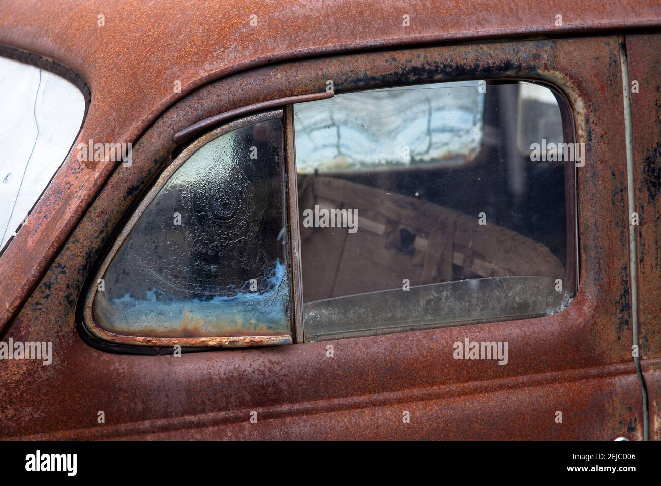 iced window of a rosted Pontiac 6 from the 1930s, classic car, window. Vereiste Scheibe eines verrosteten Pontiac 6 aus den 1930er Jahren, Auto, Oldt Stockfoto