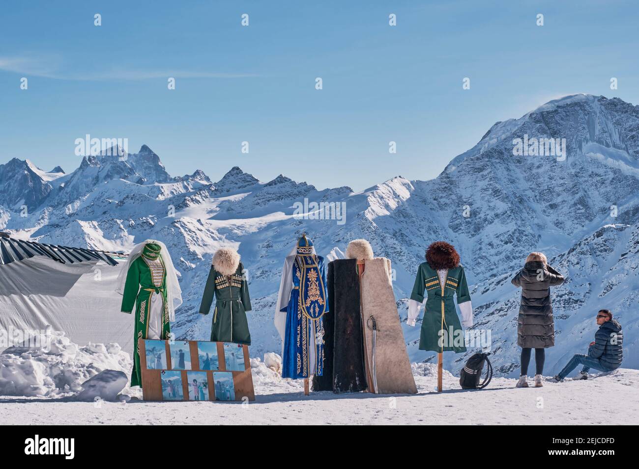 Terskol, Russland - 24. Januar 2021: Prielbrusye Nationalpark. Kaukasische Nationalkleidung zum Fotografieren von Touristen auf der Hochebene der mir stato Stockfoto