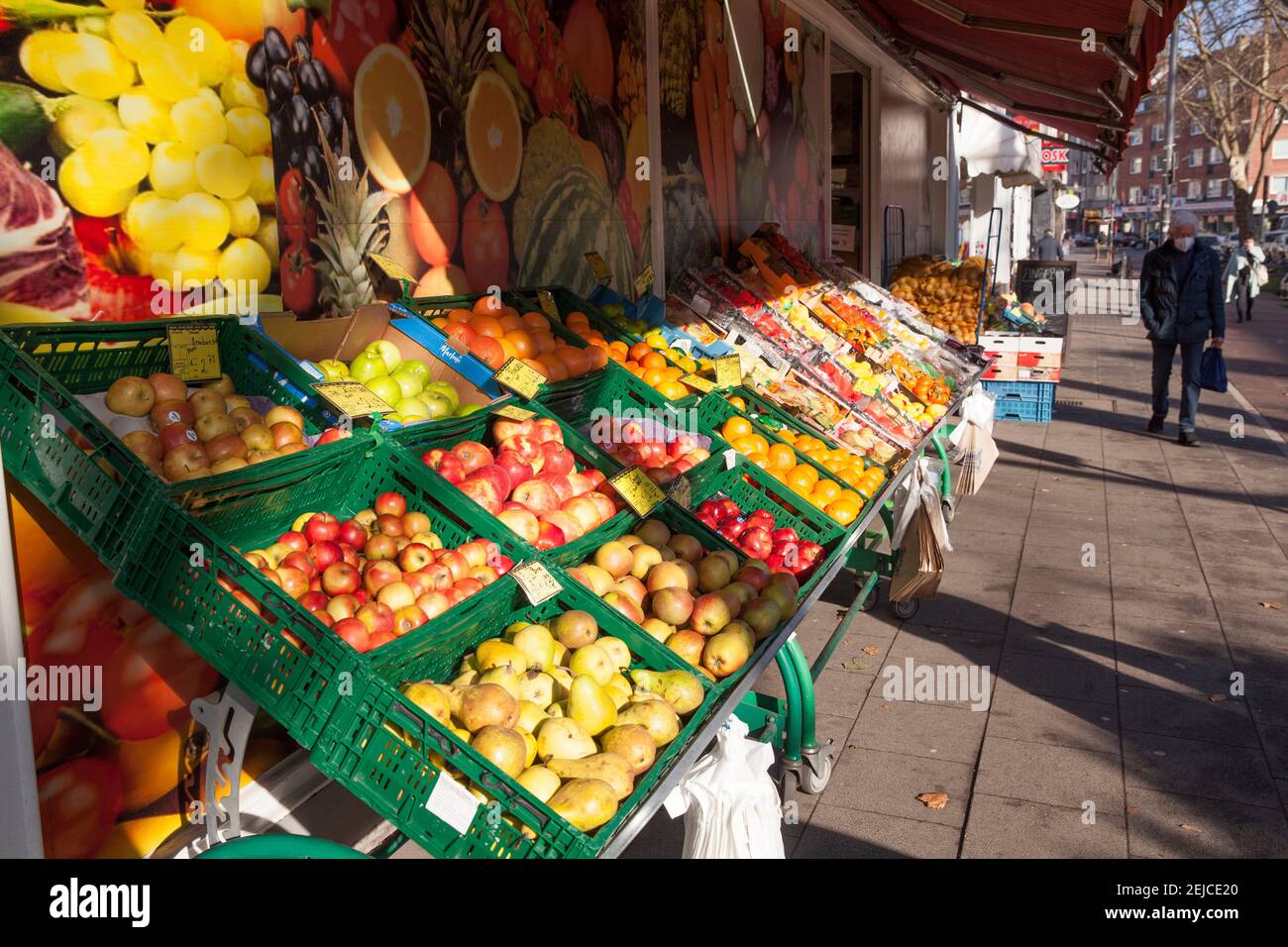 Obstladen auf der Straße Hoeninger Weg im Bezirk Zollstock, Äpfel, Birnen, Köln, Deutschland. Obstgeschaeft am Hoeninger Weg im Stadtteil Zolls Stockfoto