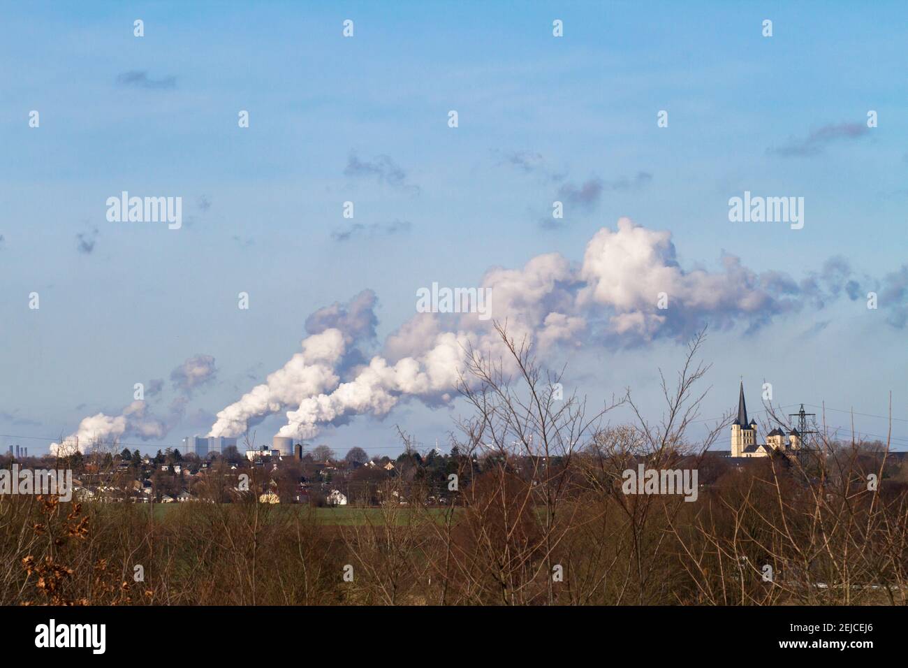 Blick vom Kölner Westen auf das Braunkohlekraftwerk Neurath bei Grevenbroich, rechts das Kloster Brauweiler, Nordrhein-Westfalen, Stockfoto