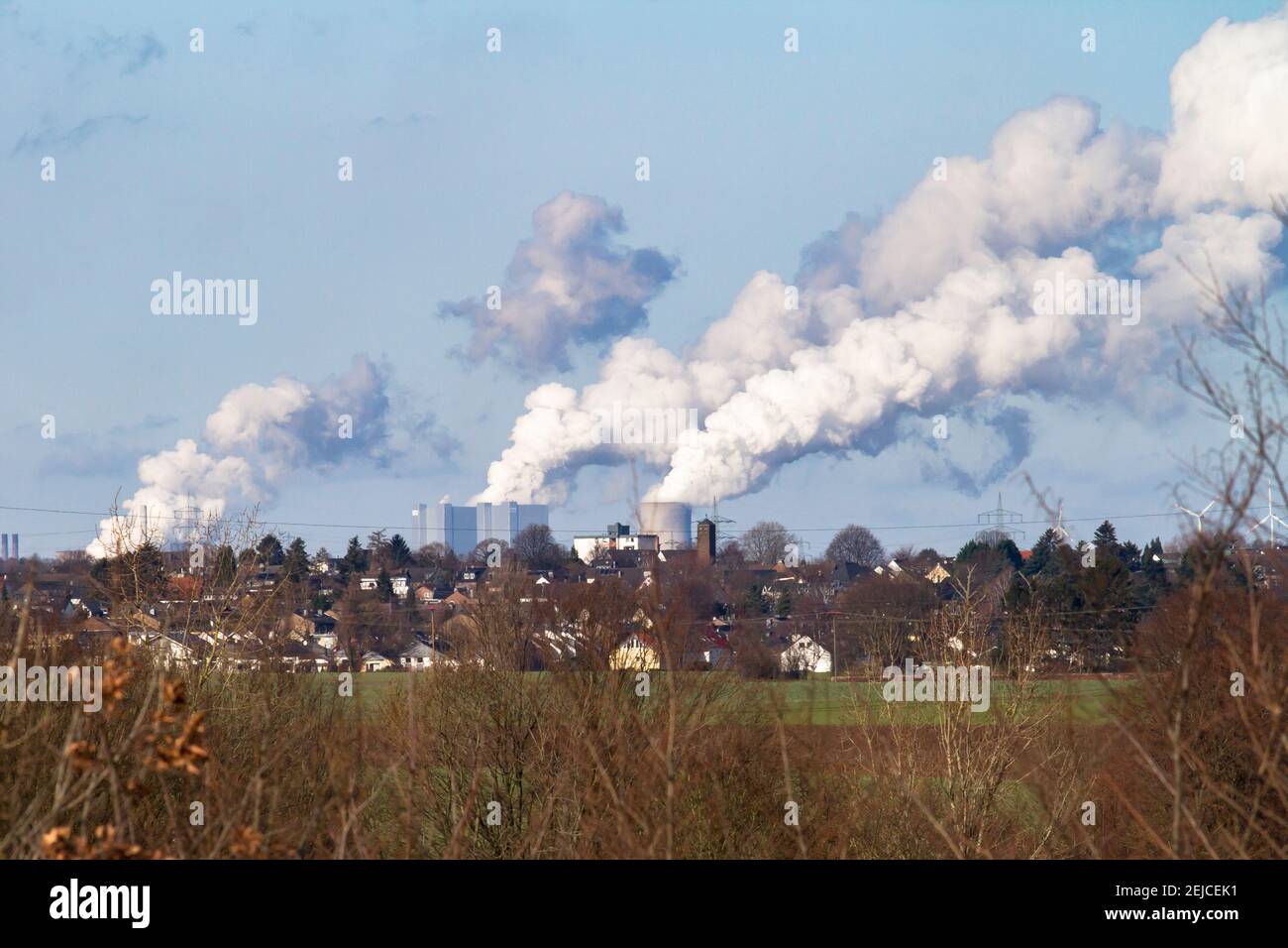 Blick vom Kölner Westen auf das Braunkohlekraftwerk Neurath bei Grevenbroich, Nordrhein-Westfalen. Blick vom Koelner Westen z Stockfoto