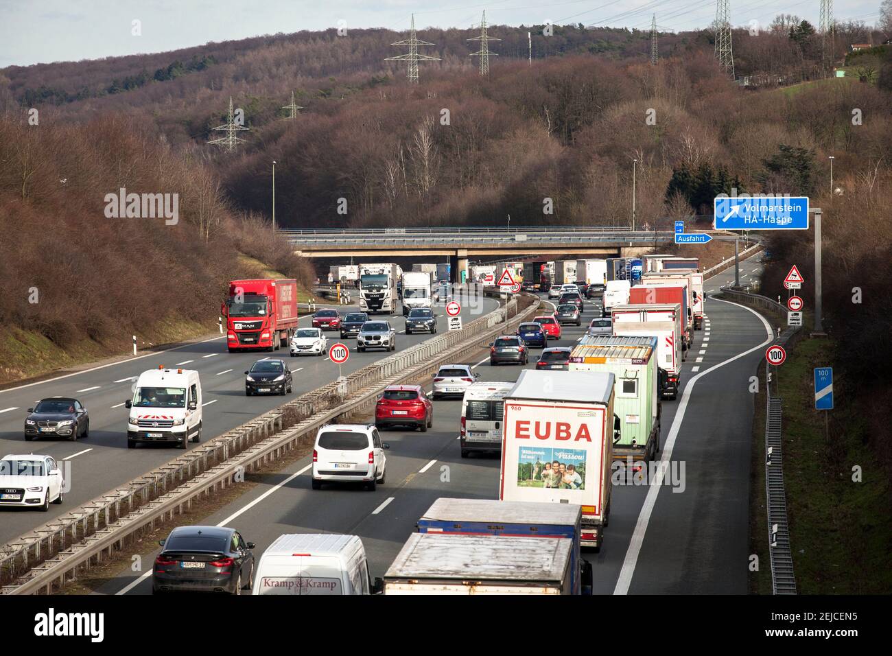 Die Autobahn A1 bei Wetter-Volmarstein in Richtung Dortmund, Nordrhein-Westfalen, Deutschland. Die Autobahn A1 bei Wetter-Volmarstein in Fahrtric Stockfoto