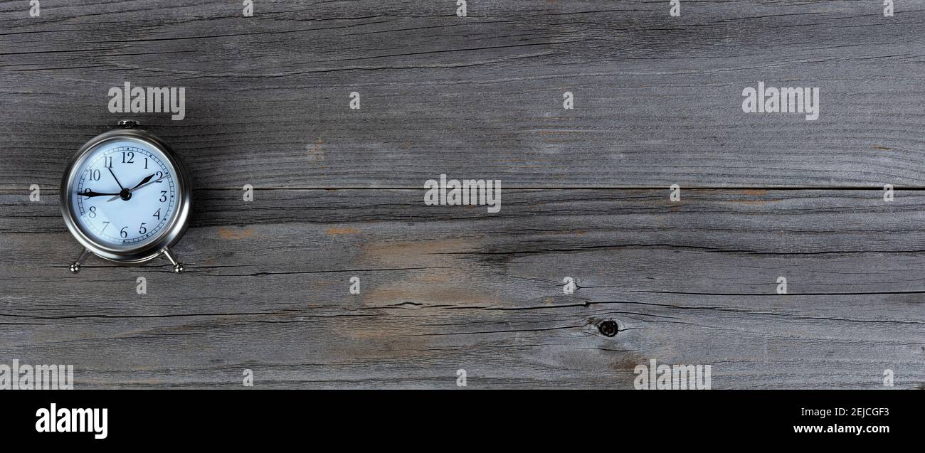 Antike traditionelle Uhr auf verwitterten Holzplanken in flacher Laie Format Stockfoto