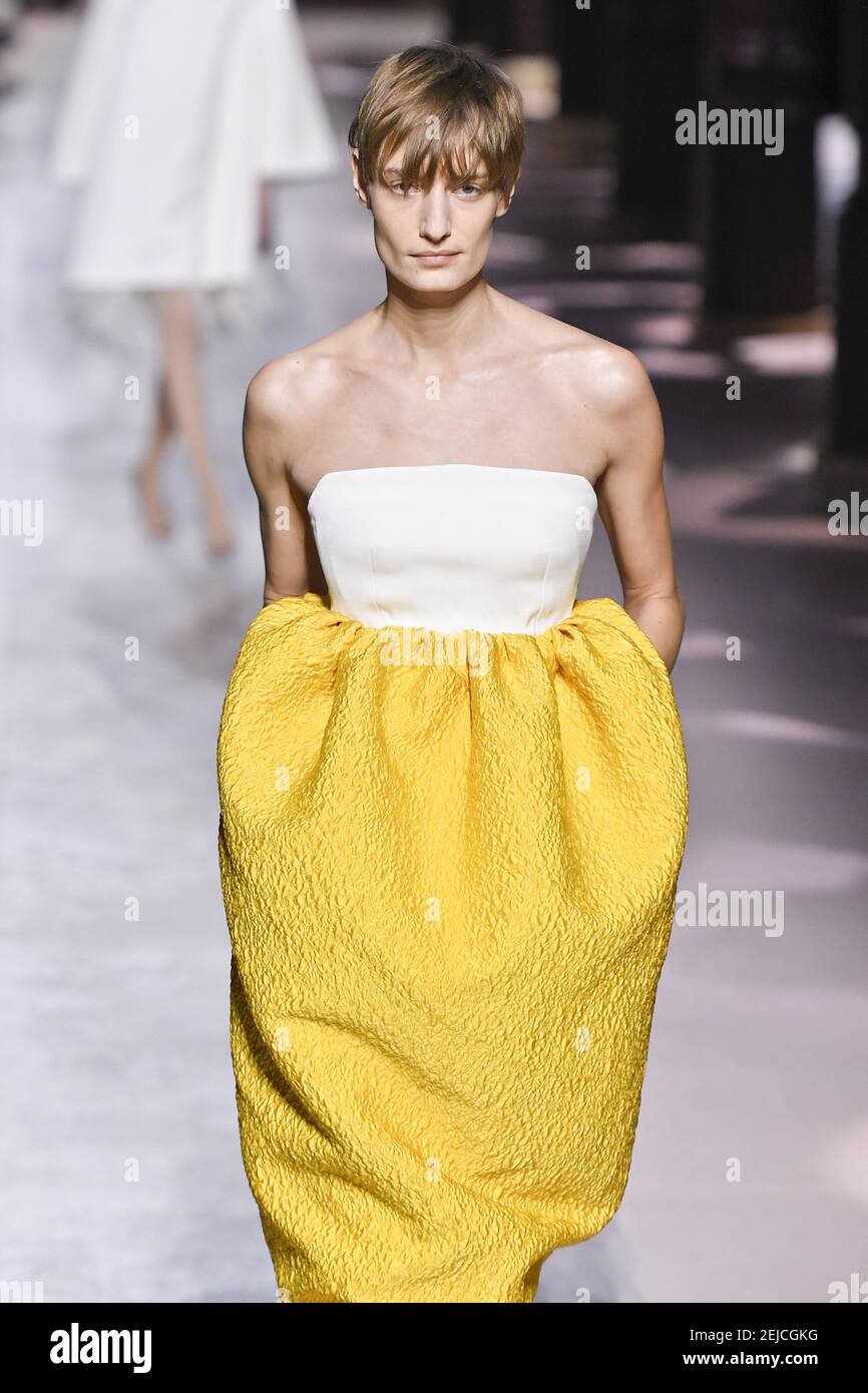 Model Veronika Kunz läuft während der Fashion Show Givenchy Haute Couture während des Haute Couture Spring Summer 2020 in Paris, Frankreich am 21. Januar 2020 auf der Piste. (Foto von Jonas Gustavsson/Sipa USA) Stockfoto