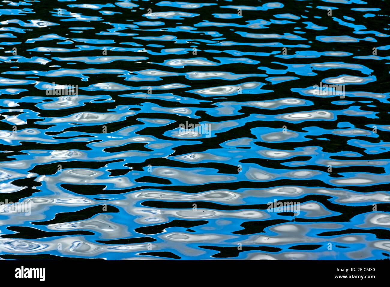 Muster, die auf einer Wasseroberfläche reflektiert werden Stockfoto